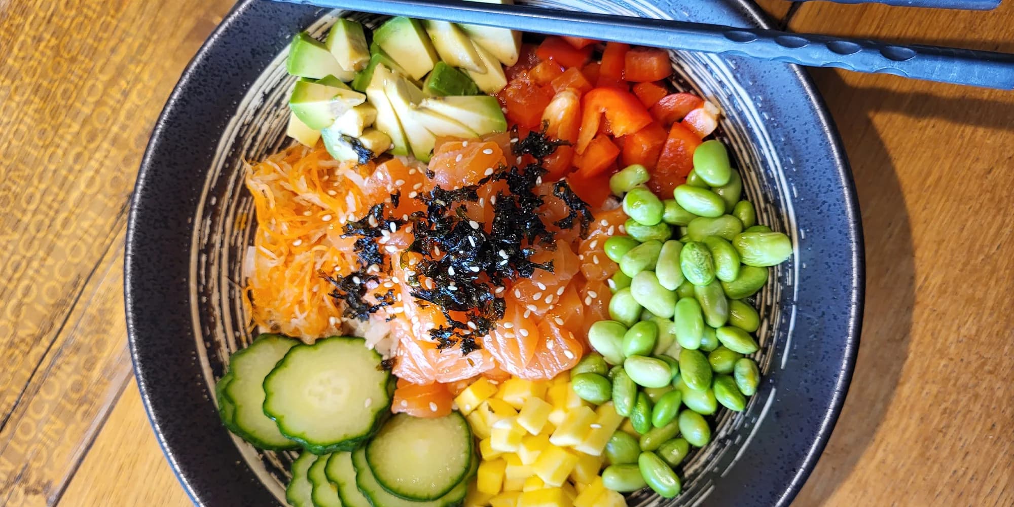 Poke bowl v Karlíně pro 1 nebo 2 osoby: vege, s lososem, tuňákem, krevetami či kuřecím masem