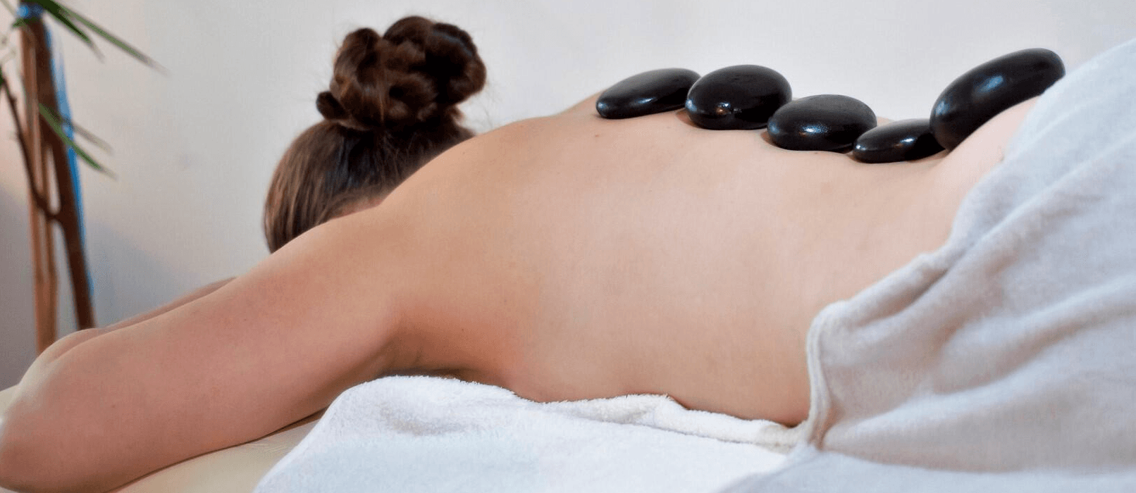 Masáž lávovými kameny v salonu Aromamasáže Olomouc - více než relaxace