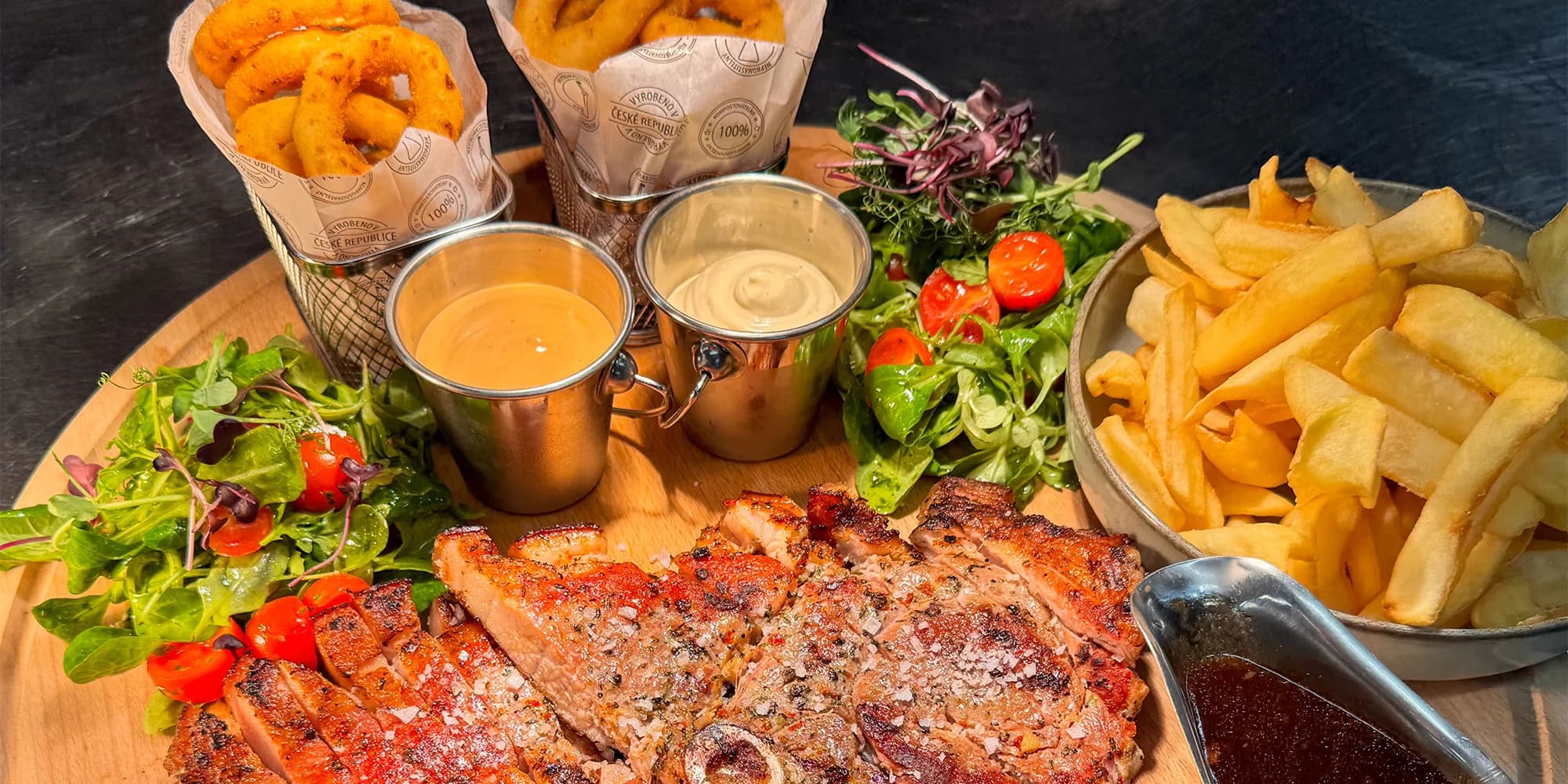 Za dobrotou, výhledy i pohybem: steak či burger menu pro 1 až 4 osoby i vstup do bazénu a na hřiště