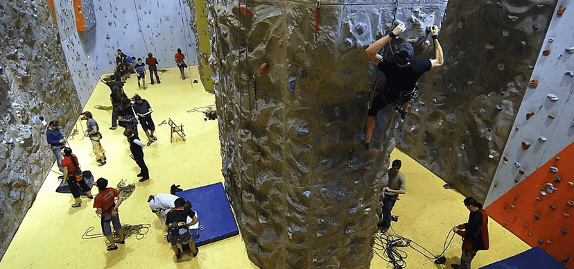 Lezecká stěna a boulder Písek - pro začátečníky i pokročilé