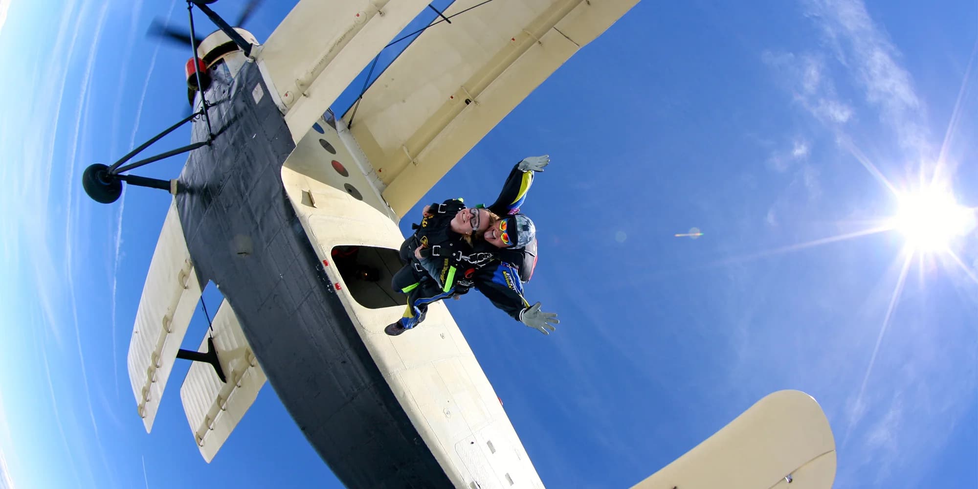Tandemový seskok pro 1 osobu z výšky 3000 m, videozáznam v ceně