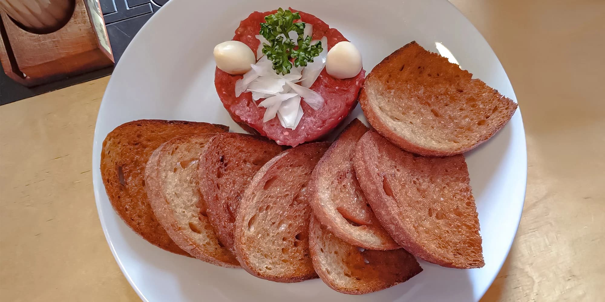 Míchaný 200gramový hovězí tatarák se zlatavými topinkami