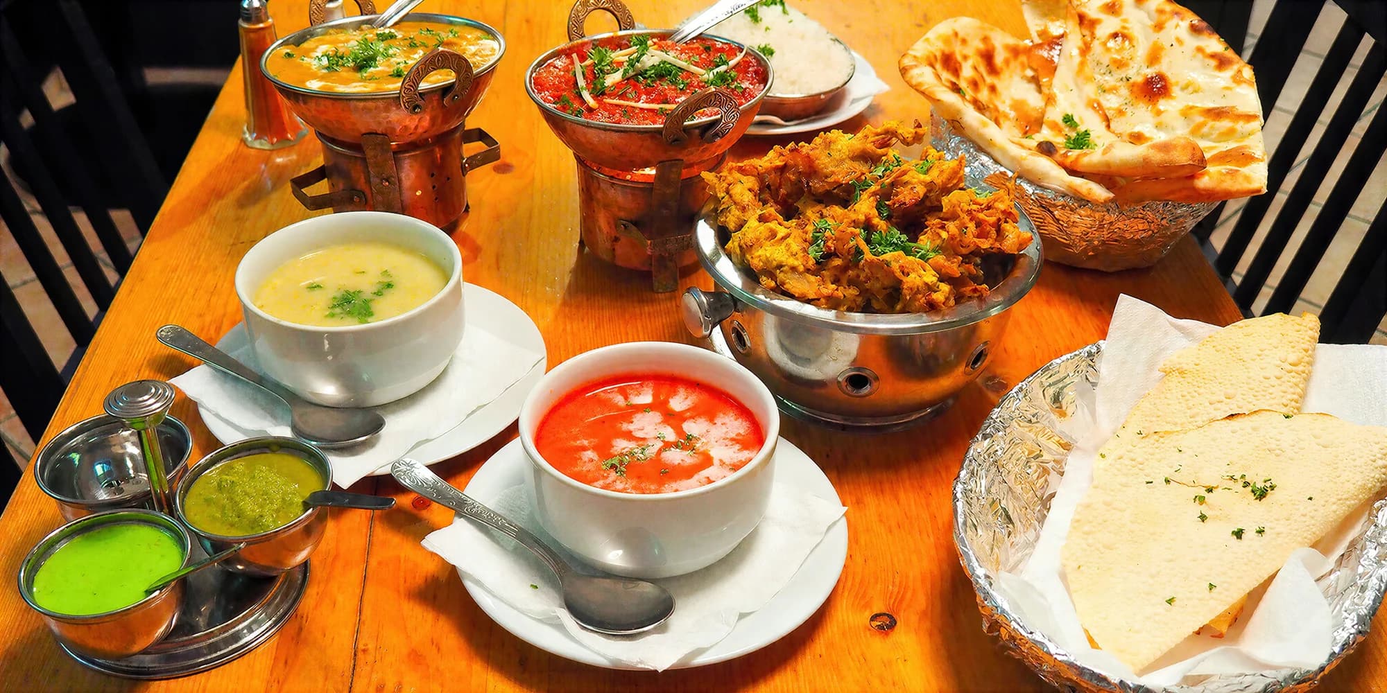 Tříchodové nepálské menu pro dva: kuřecí speciality, tradiční předkrmy i dezert