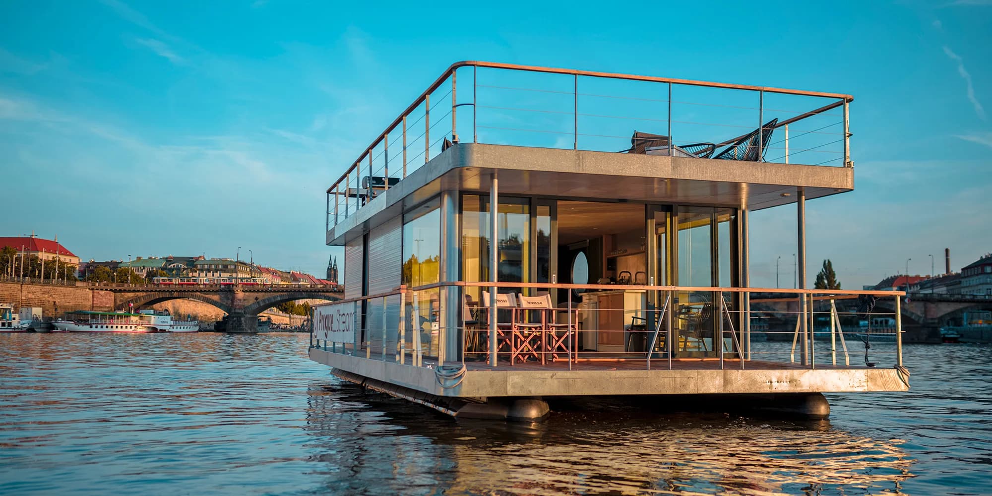 Privátní pronájem houseboatu s kapitánem pro až 11 osob i vč. neomezené konzumace piva či prosecca