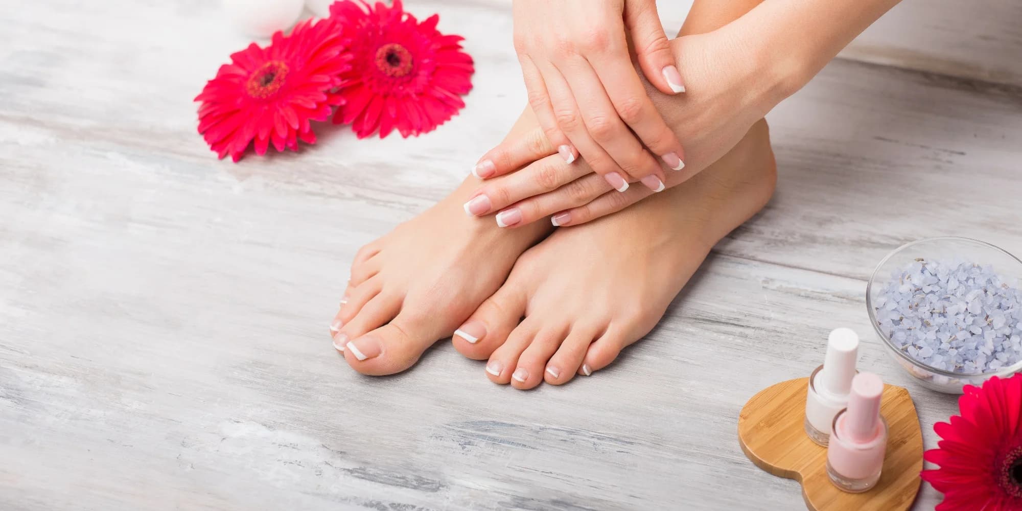 Rozmazlete své nohy či ruce: manikúra, pedikúra i spa varianta vč. peelingu a masky