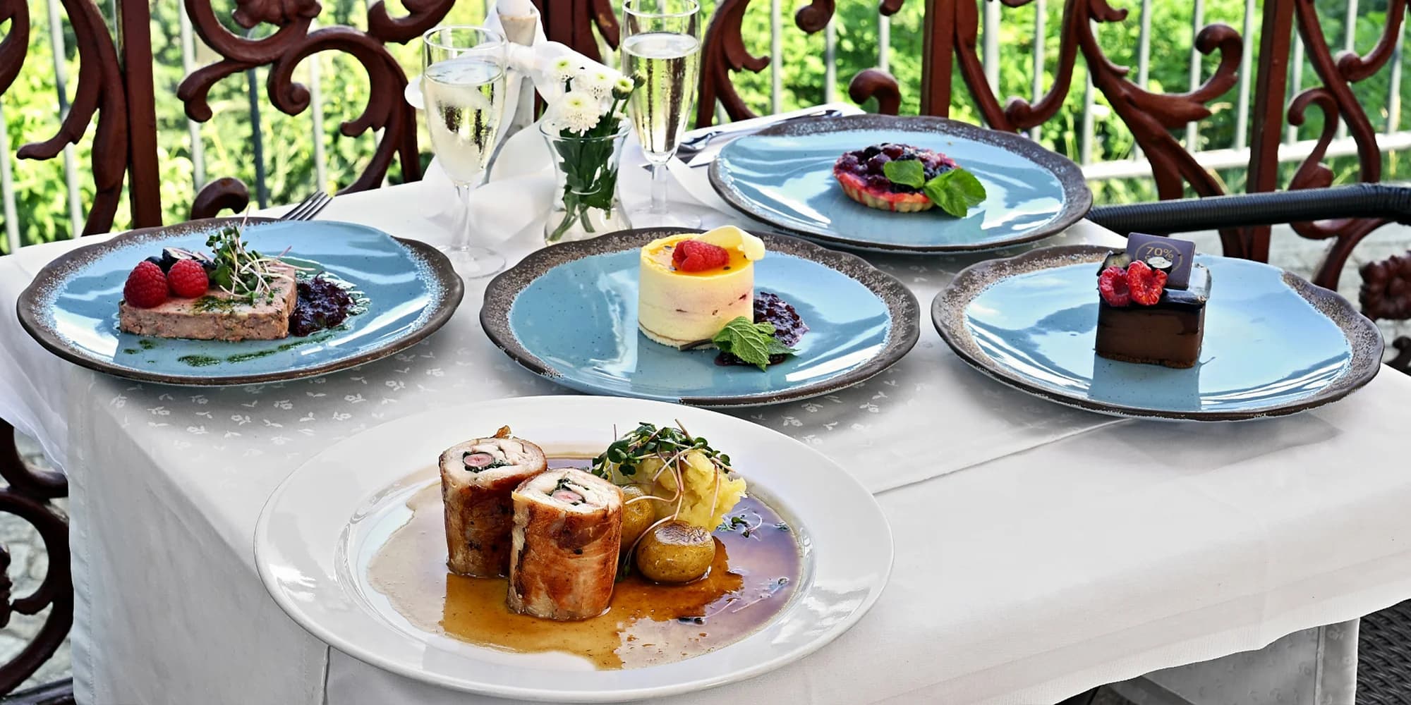 3chod. menu v Hanavském pavilonu s výhledem na Prahu: kachní paštika, králičí hřbet, dezert i prosecco
