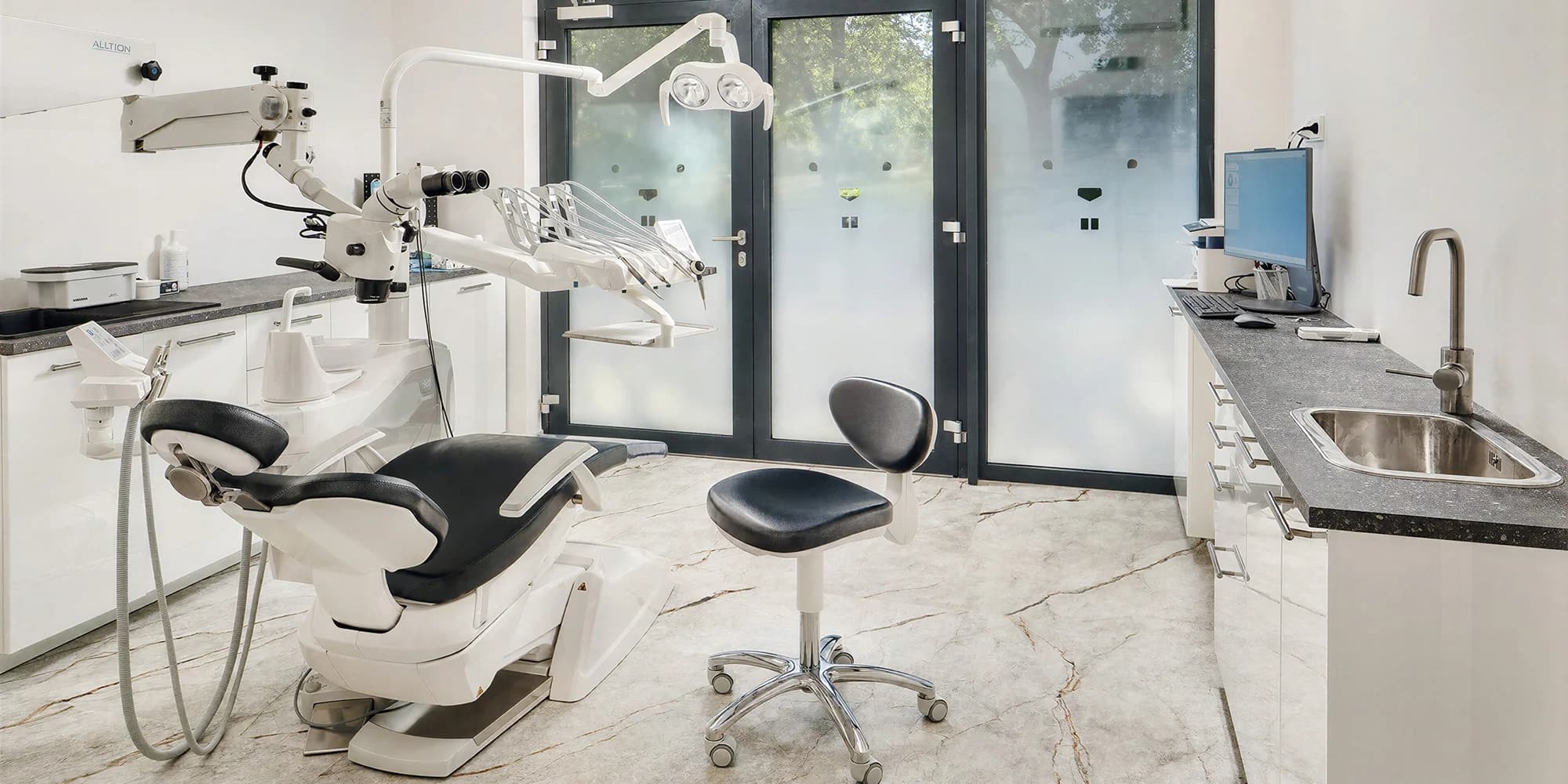 Kompletní dentální hygiena vč. Airflow v centru Bílý Marmot na Hájích