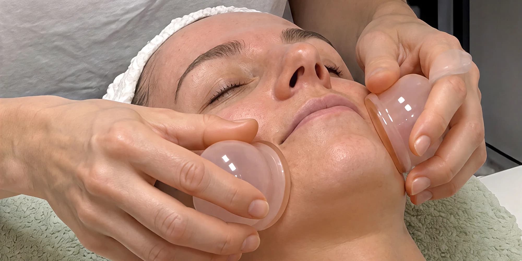 Omlazení pleti: gua sha masáž obličeje i s baňkováním