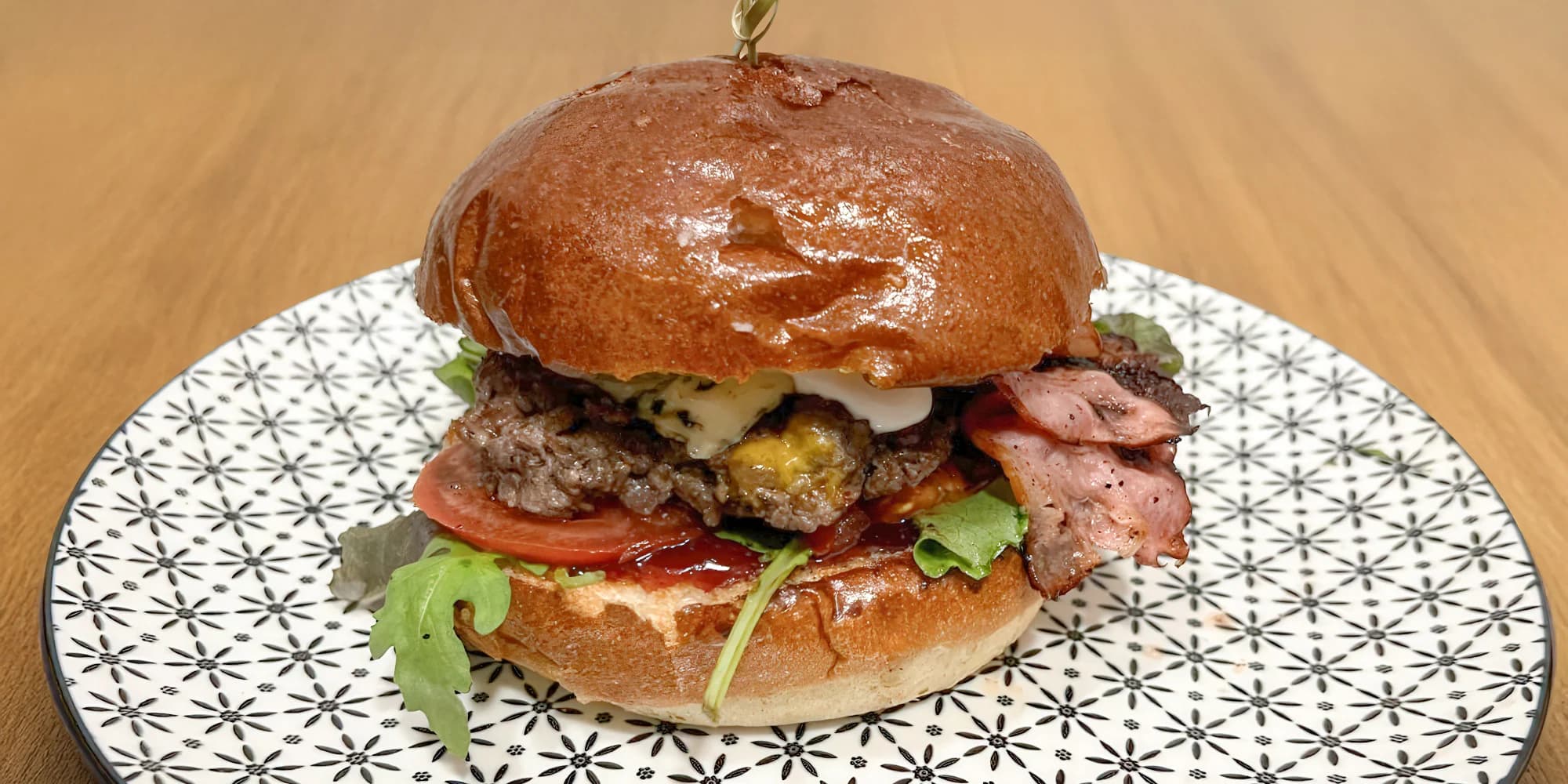 200g hovězí burger dle výběru: klasický, cheeseburger, BBQ, jalapeños i piri piri