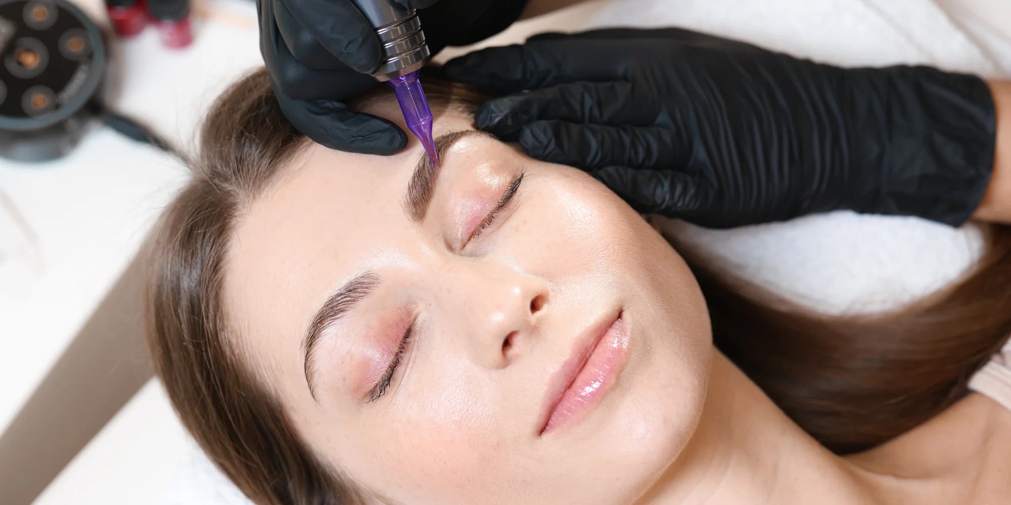 Krása i bez ranního líčení: permanentní make-up rtů nebo obočí