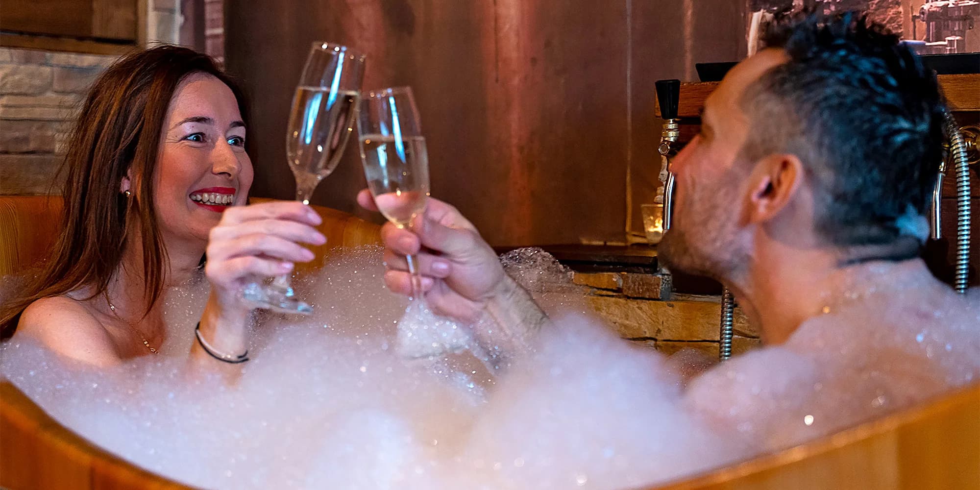 Luxusní vinná lázeň ve vířivé dubové vaně, občerstvení a masáž