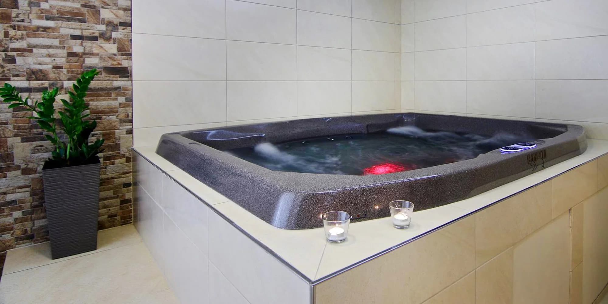 Romantický balíček: privátní vířivka a sauna, voucher na jídlo i degustace piv