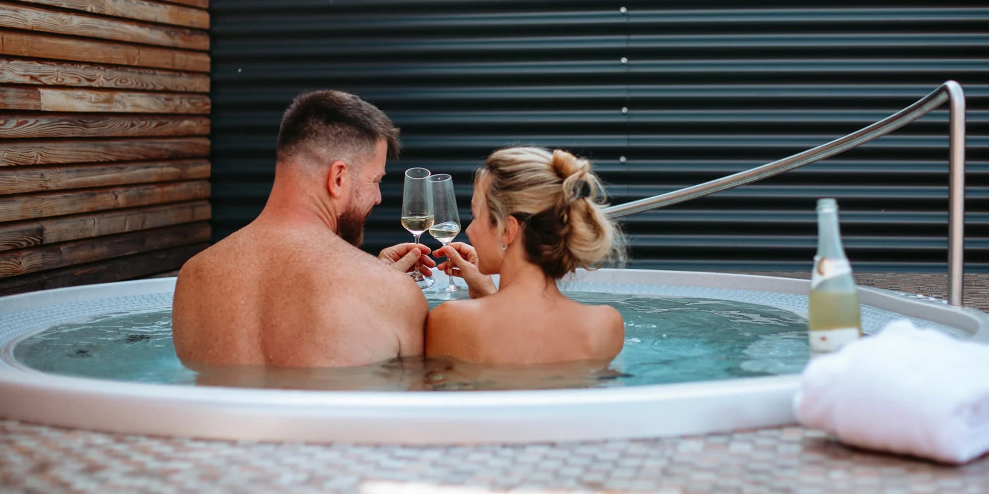 2 hodiny v privátním střešním wellness pro 2 osoby: vířivka s výhledem, sauna i lahev sektu