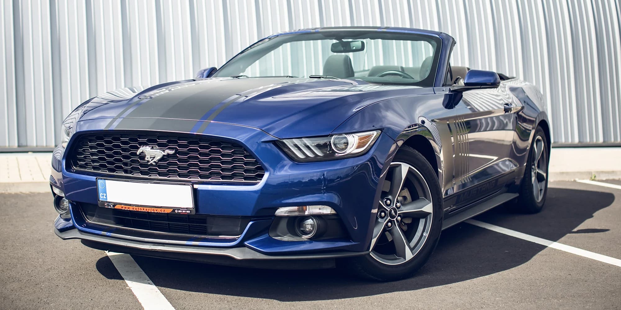 Ford Mustang s pevnou střechou či cabrio: až 180 min. jízdy