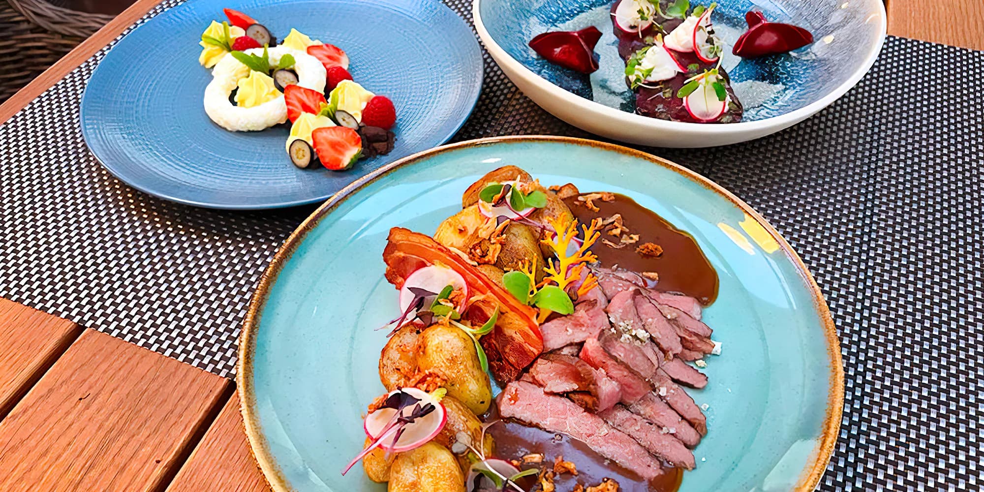 Tříchodové menu pro 2 osoby v centru Plzně: carpaccio z řepy, flank steak a čokoládová hlína