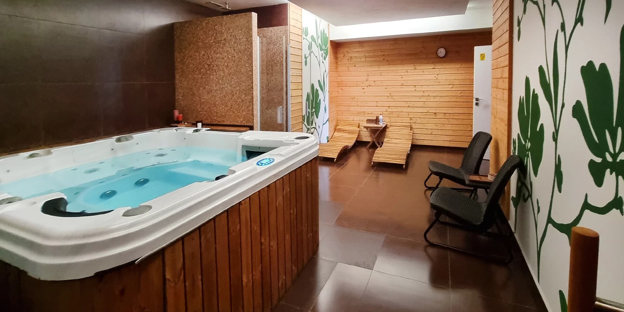 90–180min. vstup do privátního wellness: vířivka i sauna až pro 8 osob