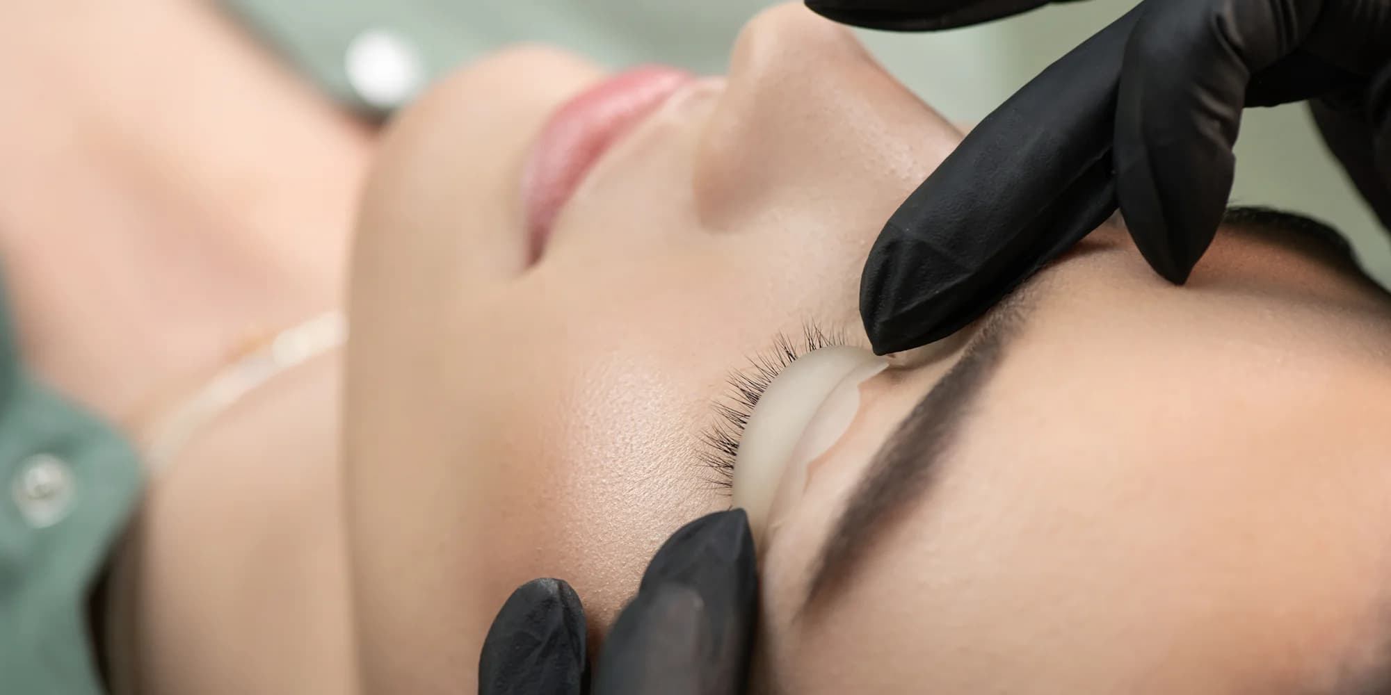 Dokonalé řasy i po probuzení bez řasenky: lash lifting i objemové prodloužení