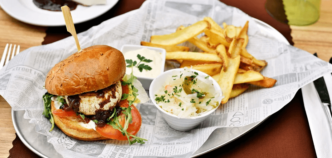 Posezení u Karlova mostu: burger podle výběru, hranolky, salát a cheesecake 