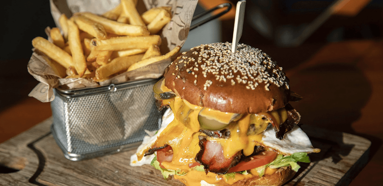 150g burger a hranolky 