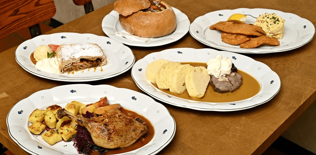 3chodové menu plné českých specialit: gulášová polévka, kachna i jablečný závin 