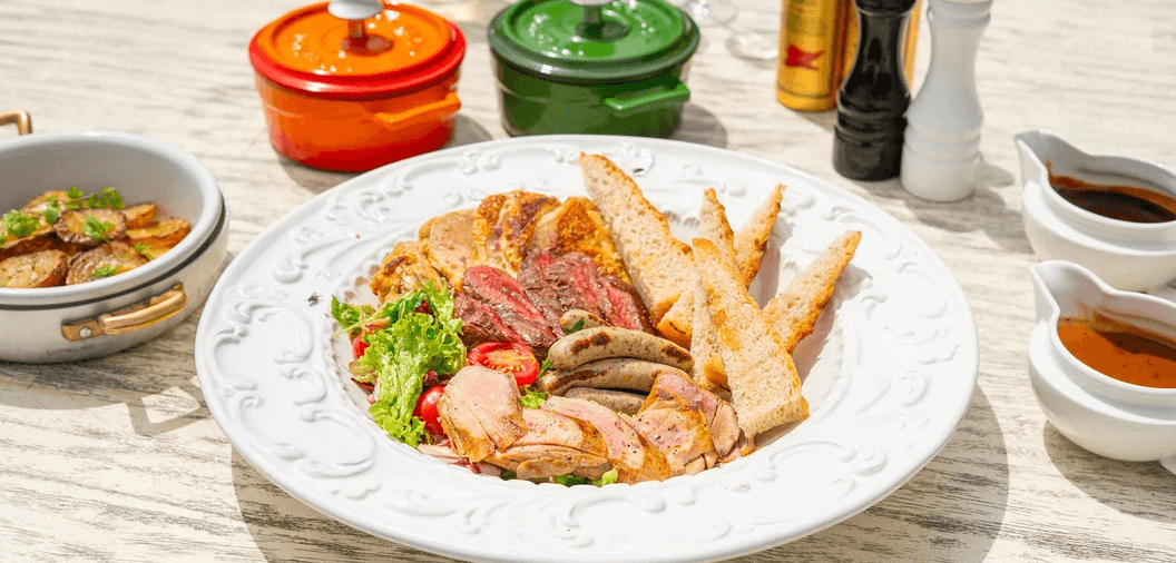 Vstup na Žižkovskou věž a mix grill talíř v restauraci Miminoo pro 2 osoby 